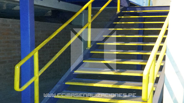 Instalación de cintas antideslizantes y demarcación en escaleras