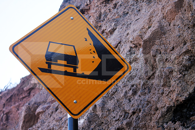 ¿Qué señales se emplean en las carreteras y caminos vecinales del Perú? 